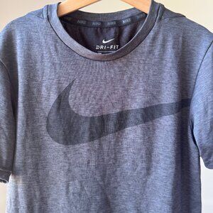 👟 Nike Grey Graphic DRI FIT  Tee Size Small Essential Top for Athletes Kids